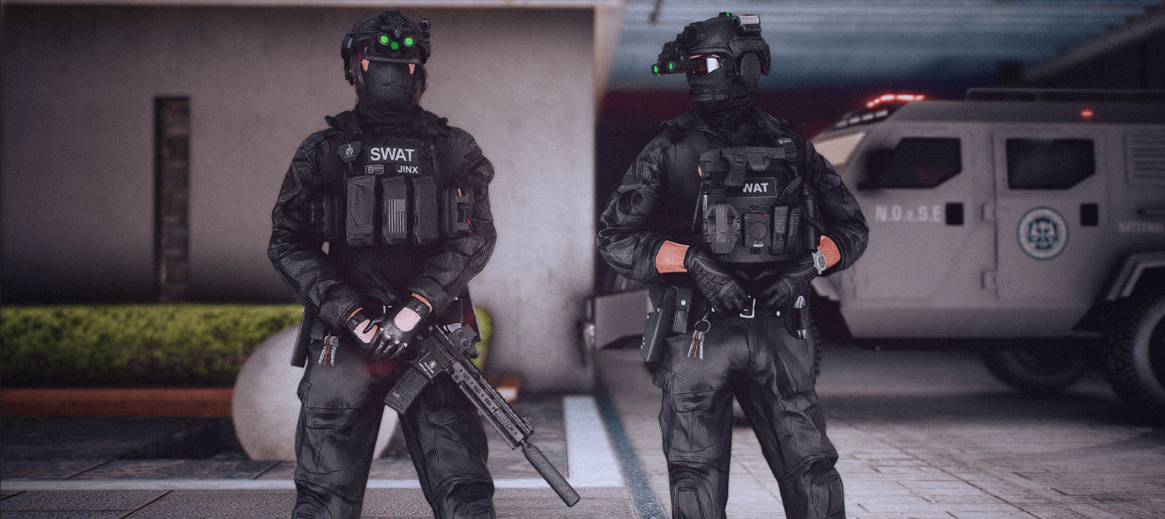 Dos operadores del SWAT con equipo táctico frente a un vehículo blindado de la N.O.O.S.E.
